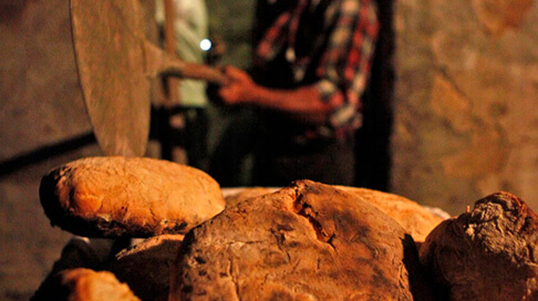 Casa Velha: pão no forno a lenha